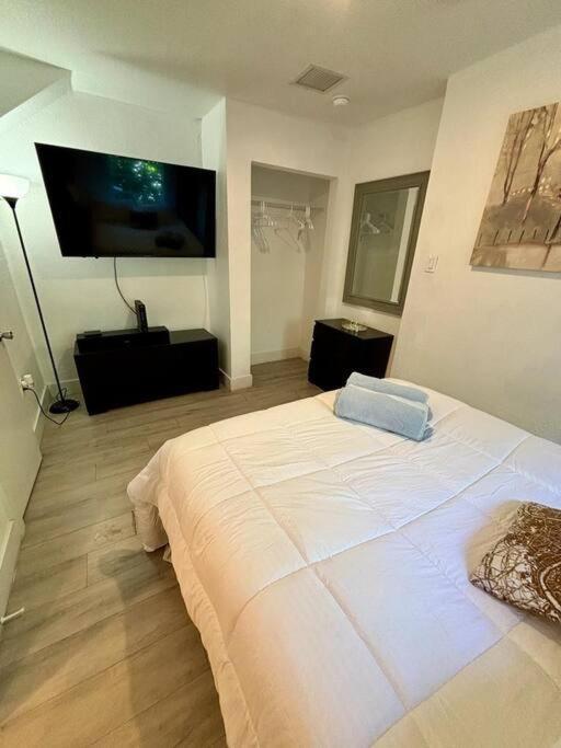 Quiet & Centrally Located House - Private Parking, Laundry And Storage For Luggage Miami Bagian luar foto